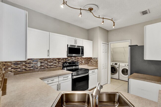 Building Photo - 3 bedroom/ 2 bathroom condo next to St Johns Town Center