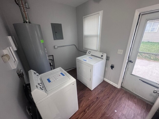 Building Photo - Charming Updated 2-Bedroom Home with Spaci...