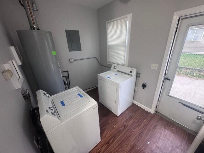 Building Photo - Charming Updated 2-Bedroom Home with Spacious Yard