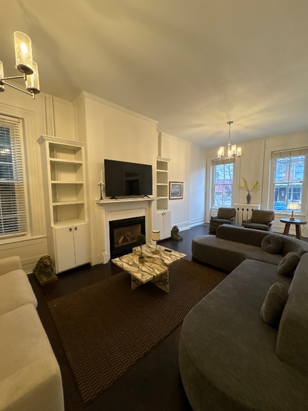 Building Photo - 615 W Market St