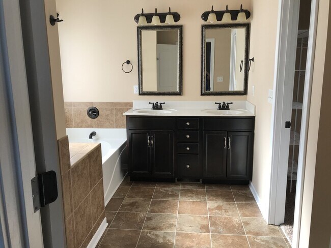 Building Photo - 1313 Chinook Cir