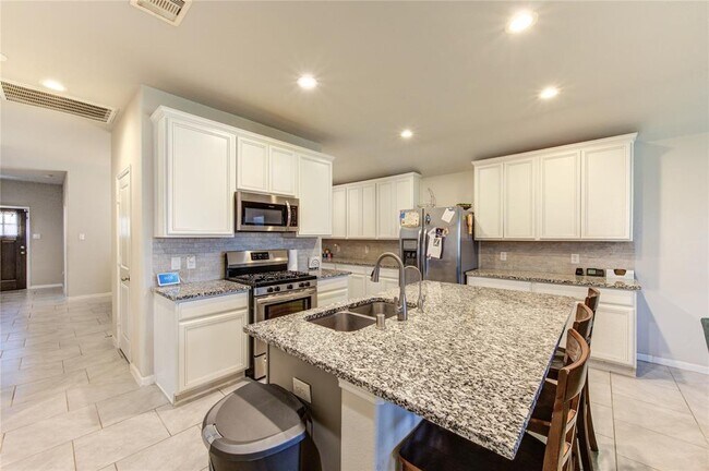 Building Photo - 9011 Hemlock Dr