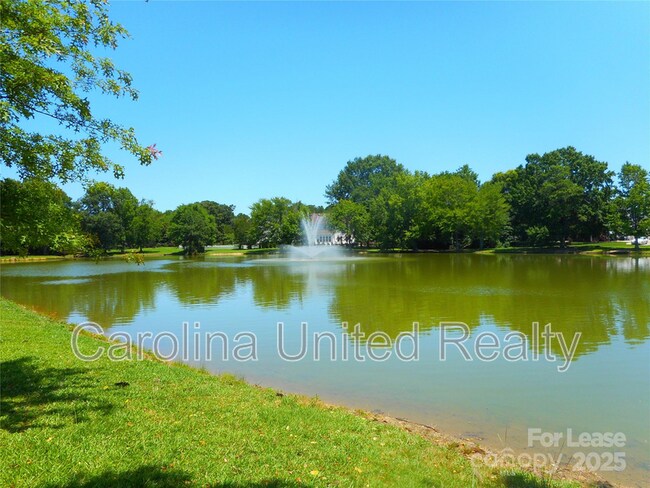Building Photo - 1018 Fountainbrook Dr