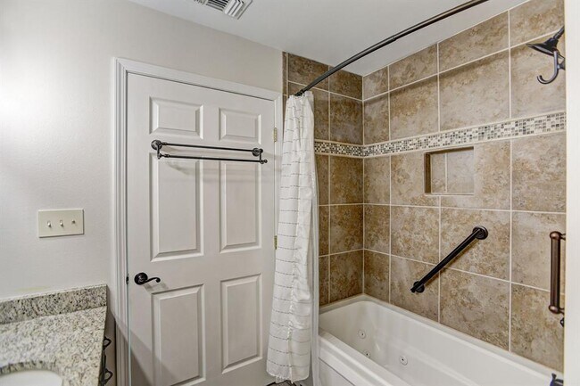 Building Photo - 460 Pine Tree Loop