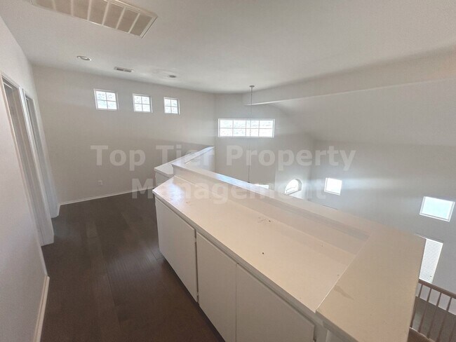 Building Photo - Beautiful 4 bed, 3 bath, 2,726 sqft House ...