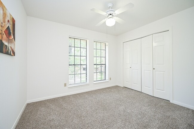 Building Photo - 31 Silent Brook Pl