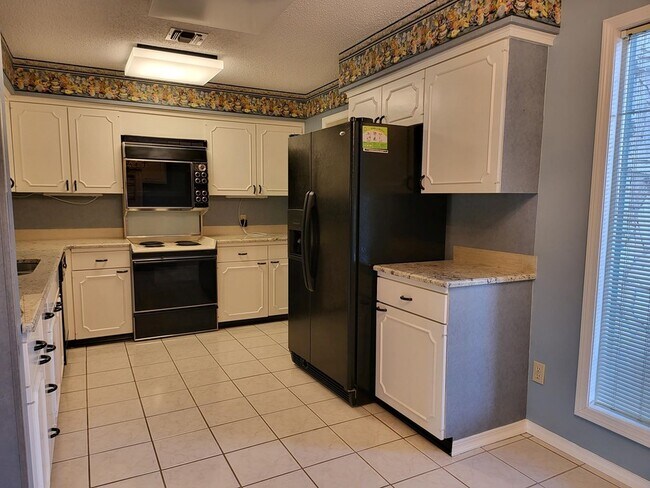 Building Photo - 547 Fairway Dr
