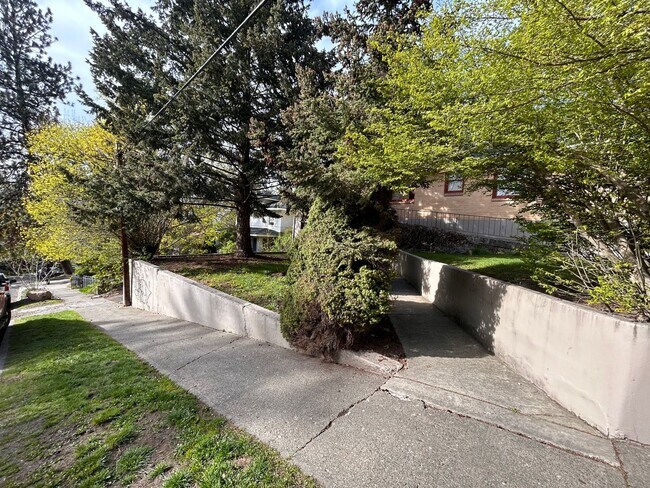 Building Photo - 750 W Cliff Dr