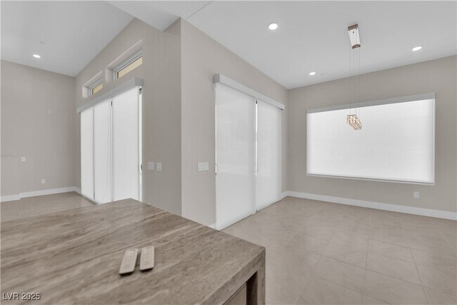 Building Photo - 11032 Rolling Vista Dr
