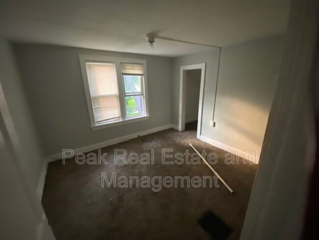 Building Photo - 816 Kensington Ave SW