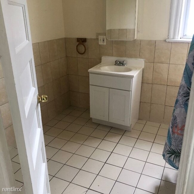 Building Photo - 3 br, 1 bath Apartment - 109 Chelsea Avenue