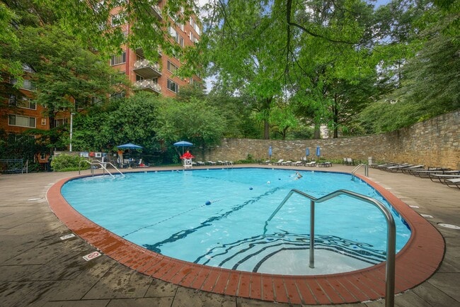 Building Photo - Walk to Georgetown! One Month Concession! Professionally Managed & Recently Renovated // 1 Bedroo...