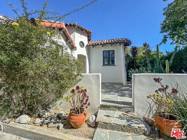 Building Photo - 345 Westbourne Dr