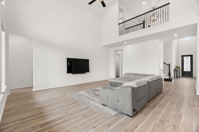 Building Photo - 372 Hollister Dr
