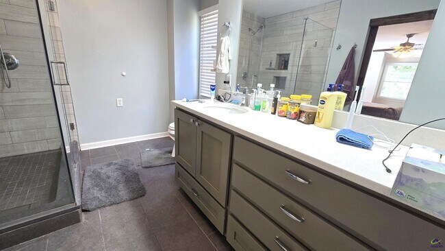 Building Photo - 201 Quail Run Dr