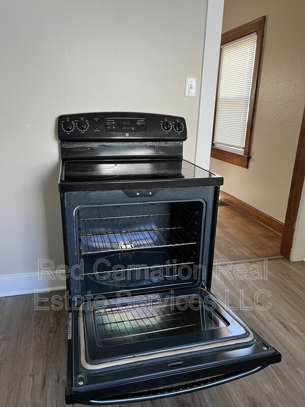 Building Photo - 1009 W Hillcrest Ave