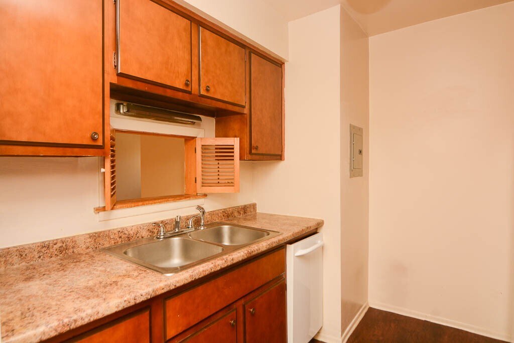 Building Photo - 665 W Wrightwood Ave