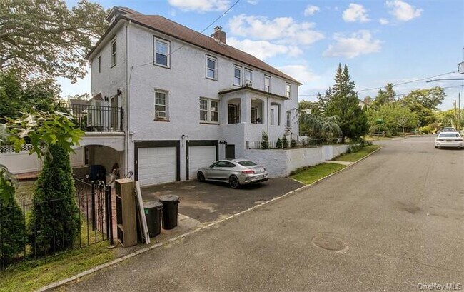 Building Photo - 11 Floyd Pl