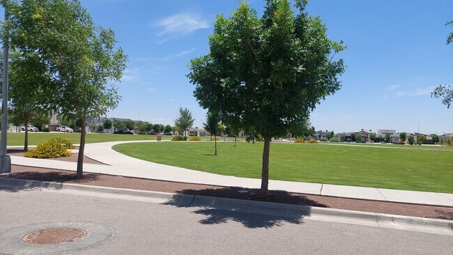 Building Photo - Beautiful 4 bedroom 2.5 bathroom home! READY NOW
