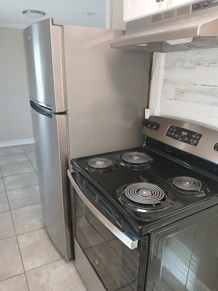 Building Photo - 319 1/2 E. 11th St