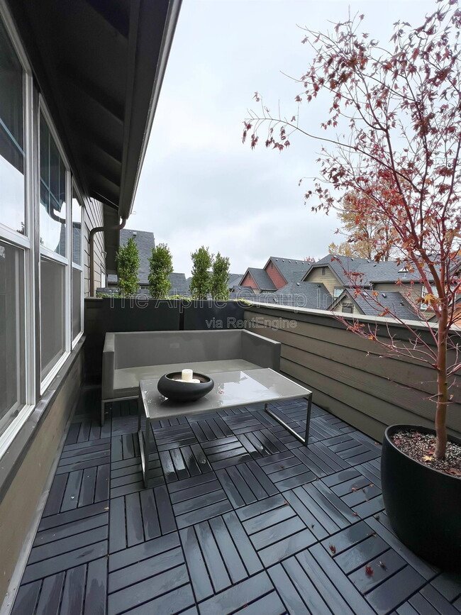 Building Photo - 7399 NE Stonewater St