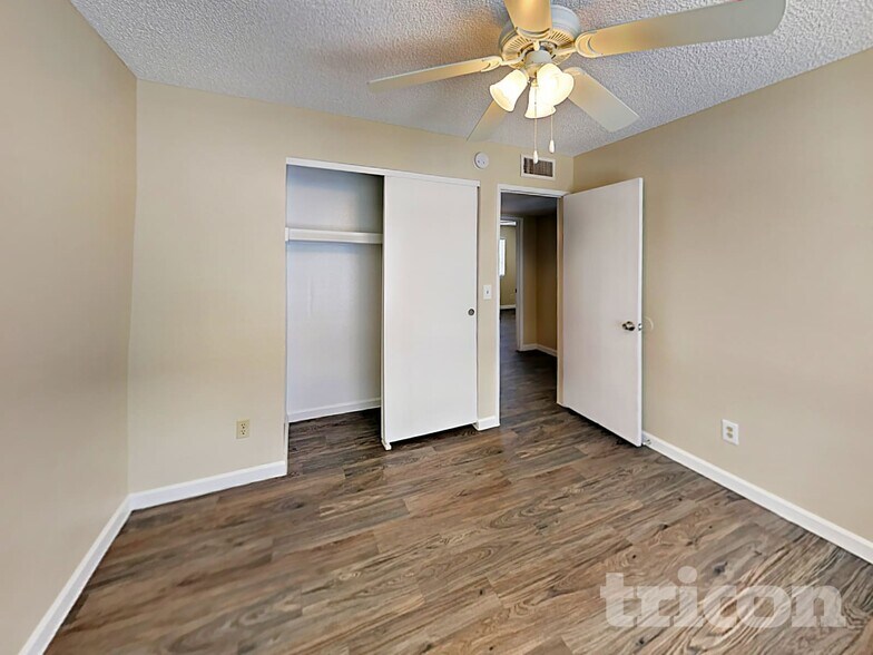 Building Photo - 904 W Yale Dr