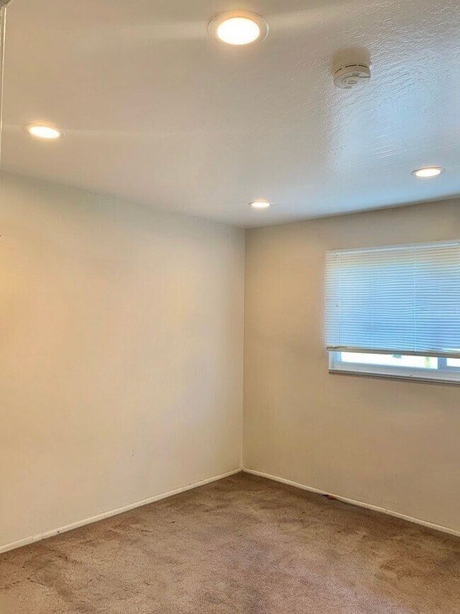 Building Photo - 4607 Fall Ave
