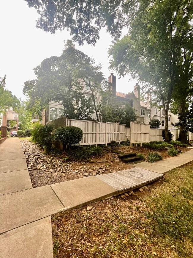 Building Photo - Welcome to this stunning 3-bedroom, 2-bath...