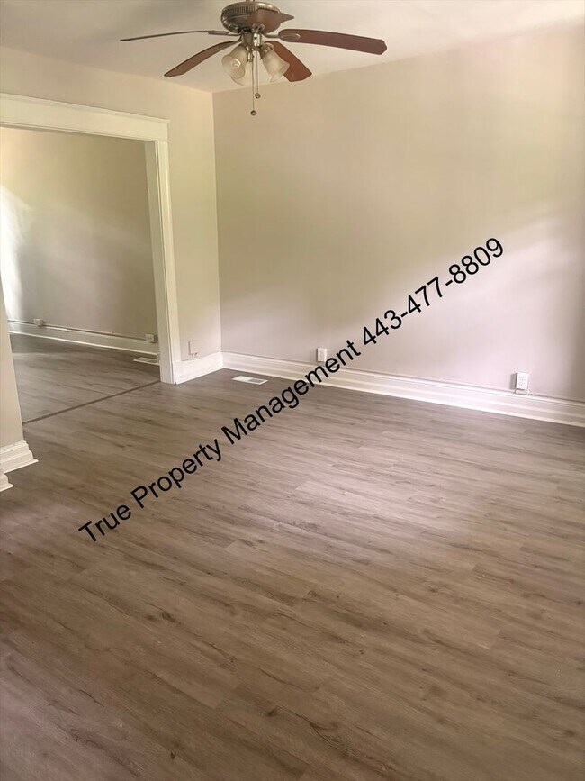 Building Photo - Spacious 3 Bedroom Home with Backyard & In-Unit Washer/Dryer