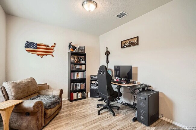 Building Photo - Spacious 4 Bedroom with Primary Suite Downstairs!