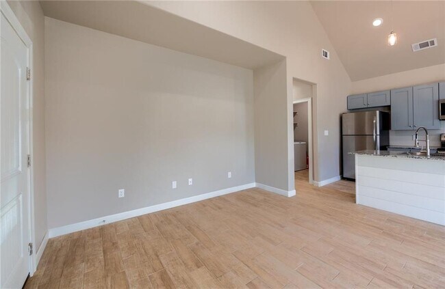 Building Photo - 910 Vly Oaks Ln