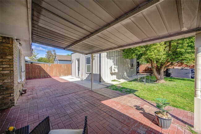 Building Photo - 6227 S Pinesap Dr