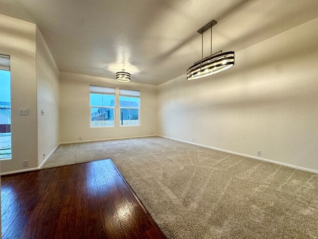 Building Photo - Beautifully Adorable Townhome!