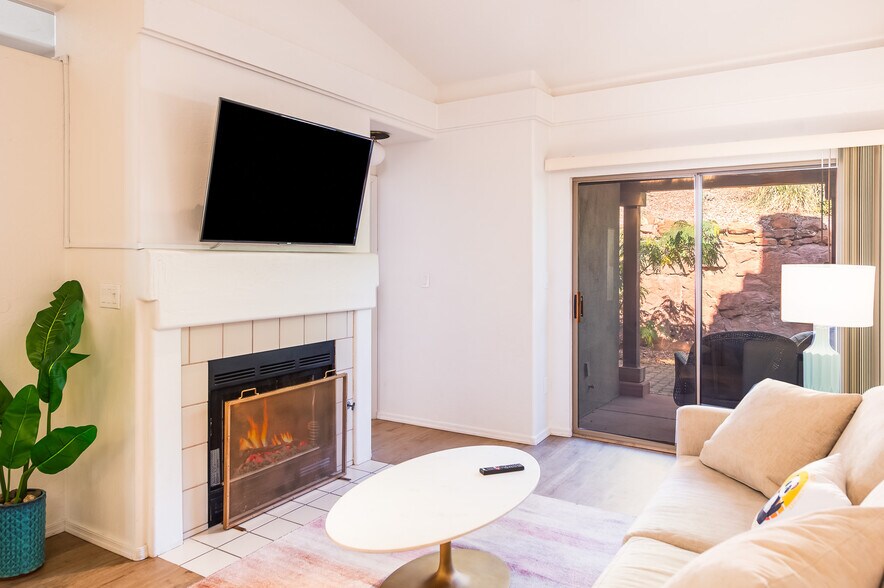 Building Photo - 102 Pine Leaf Ln