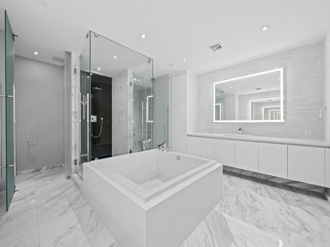 Building Photo - 701 S Fort Lauderdale Beach Blvd