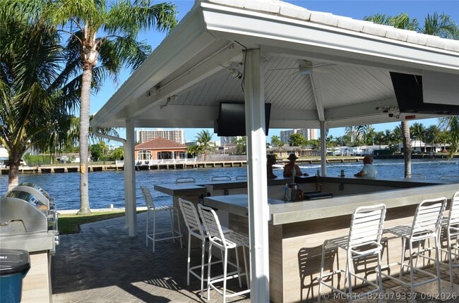Building Photo - 6201 Bay Club Dr