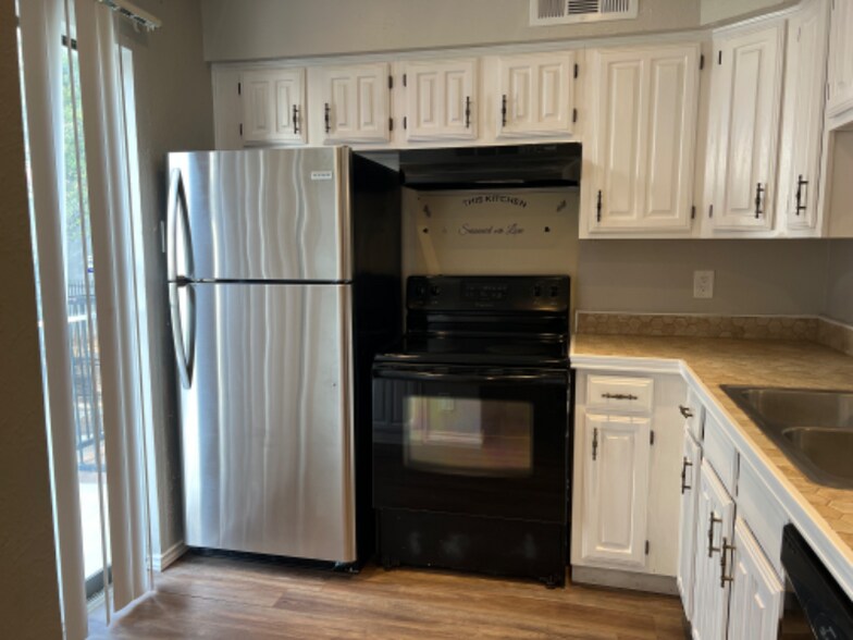 Building Photo - 6028 Stoneybrook Dr