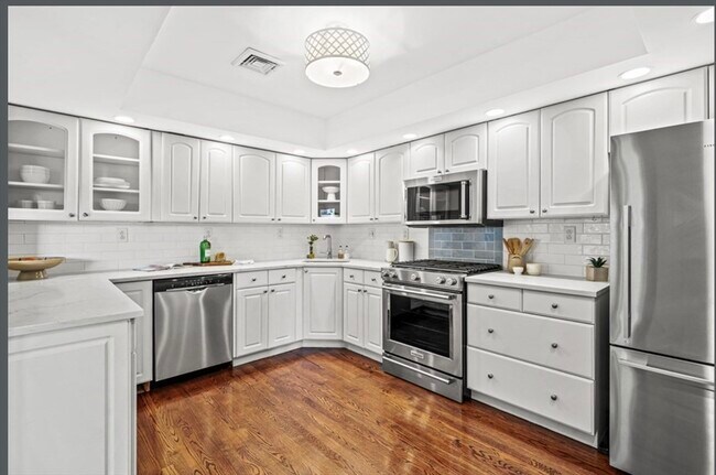 Building Photo - 476 E 3rd St