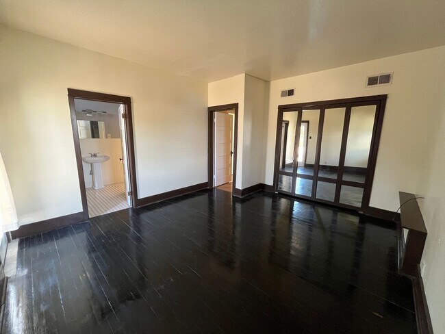 Building Photo - Historic, Charming Home in Coronado Distri...