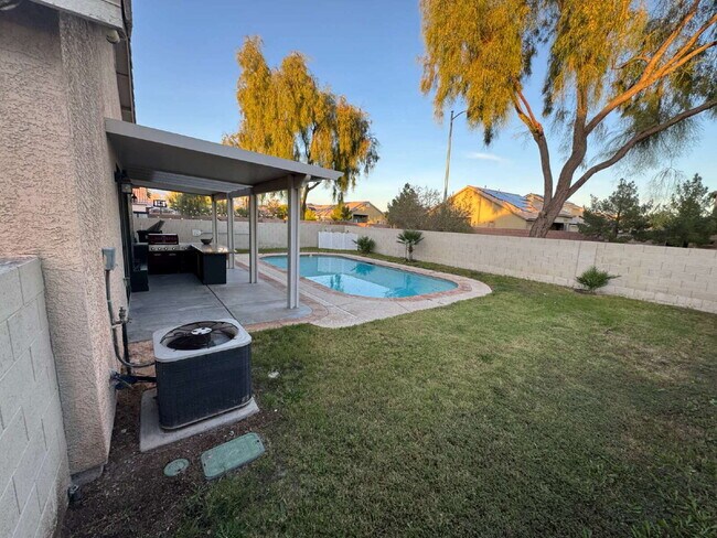 Building Photo - 3 BED, 2 bath, Single Story