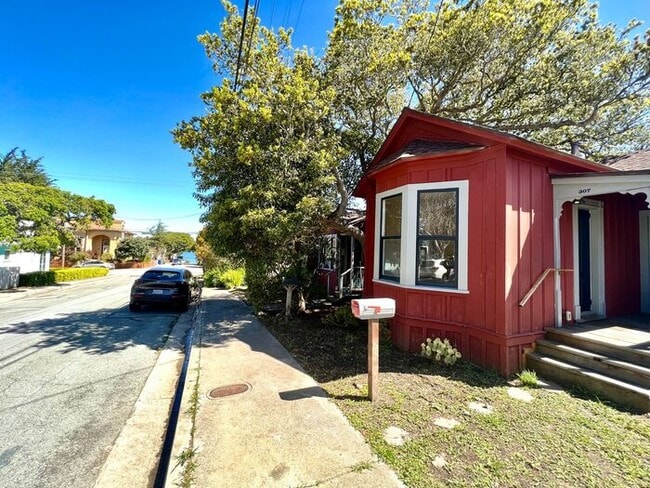 Building Photo - 5th Street Charm! Apply NOW!