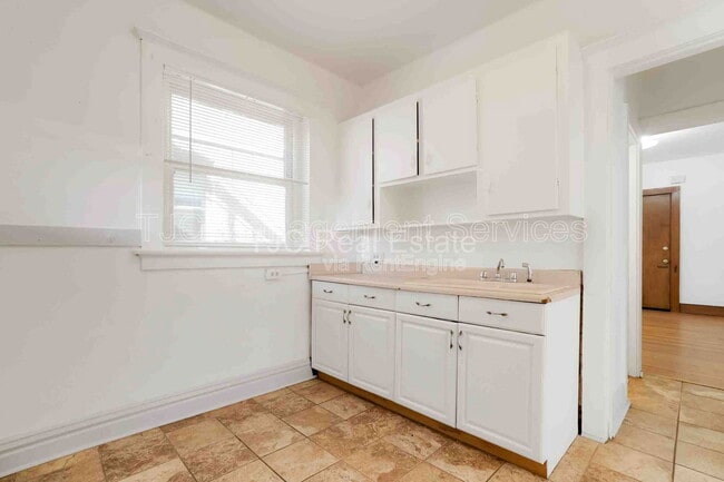 Building Photo - 2316 E 12th Ave