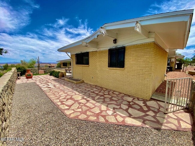 Building Photo - 3213 El Morro Rd