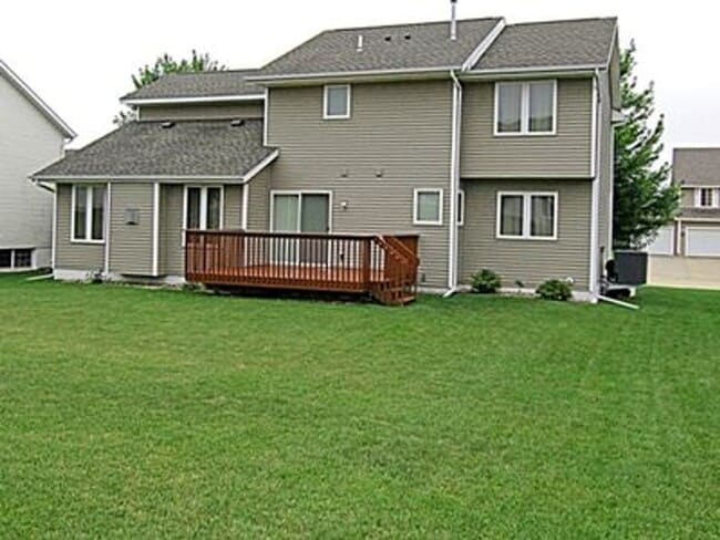 Building Photo - Great NE location -  4 bedroom 2.5 bath with attached 2 stall garage. Close to shopping & restaur...