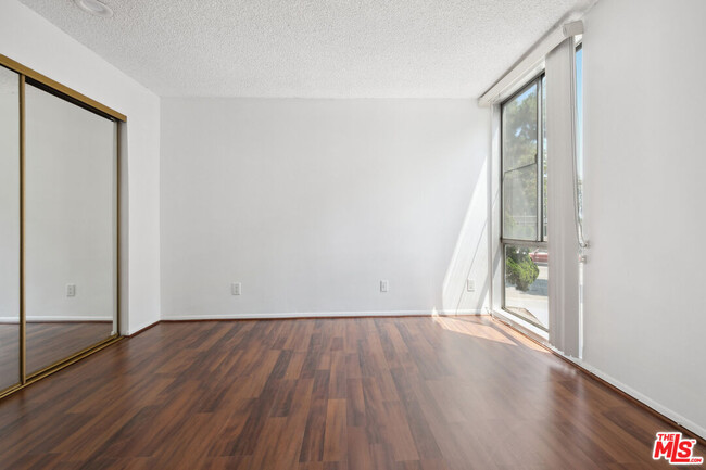 Building Photo - 6515 Green Valley Cir