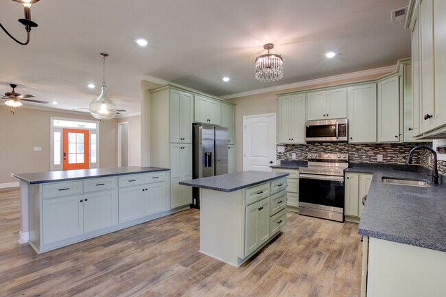 Building Photo - 135 Riverbend Dr