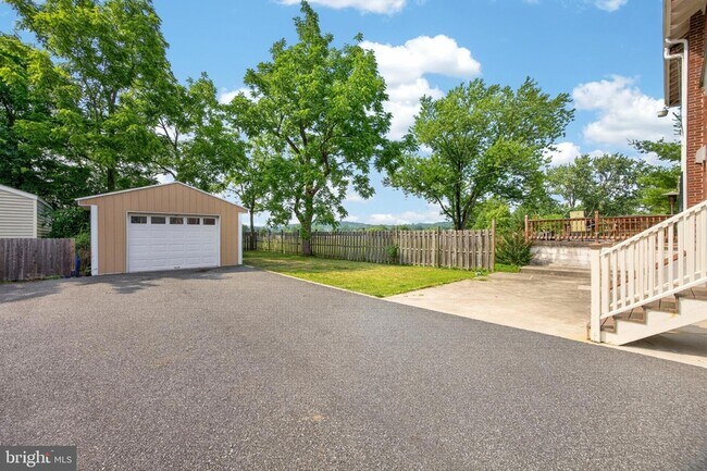Building Photo - 855 N Pleasantview Rd