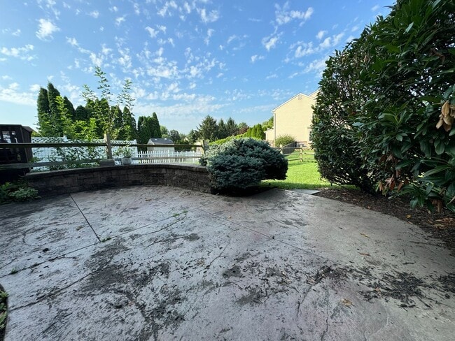 Building Photo - THREE BEDROOM  w Finished Basement- PARKLA...