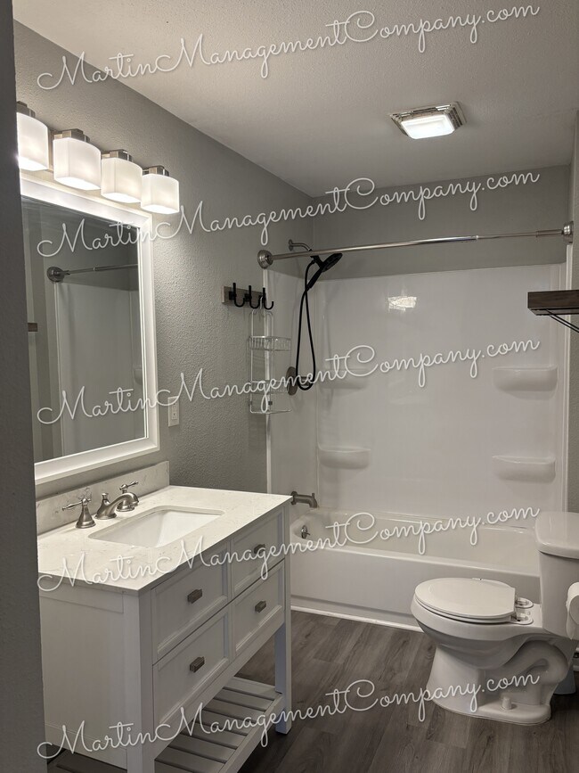 Building Photo - 1528 E 6th St