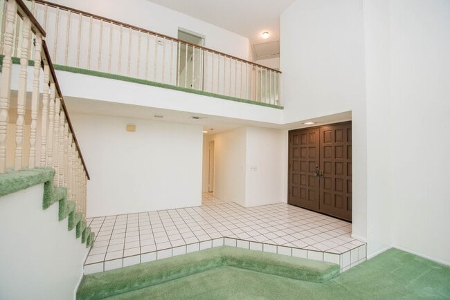 Building Photo - Rose Hills